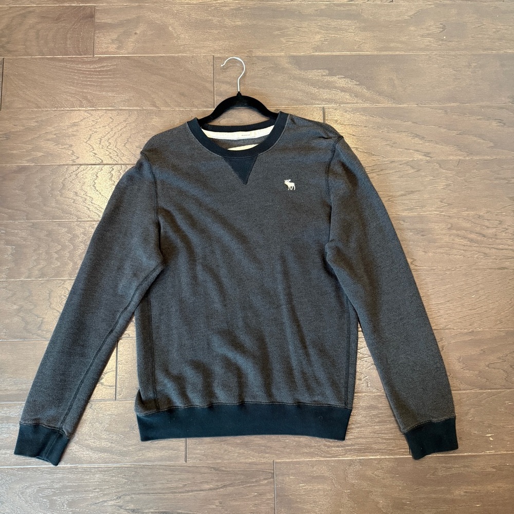 Abercrombie & Fitch Muscle Fit Crewneck Sweatshirt – Medium